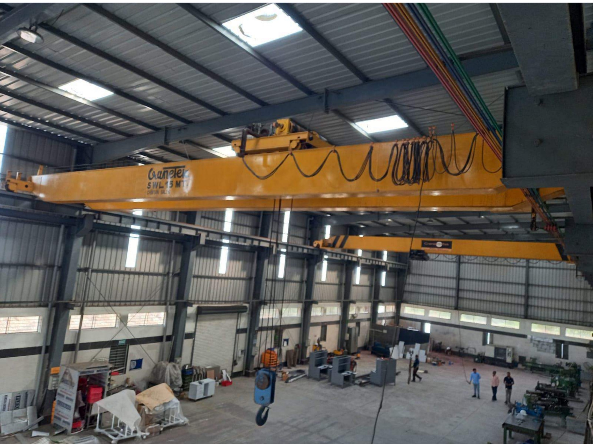 Overhead EOT cranes in manufacturing facility